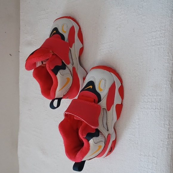 Toddler Nike shoes 5.5. Doesn't Have Insoles - Picture 2 of 4